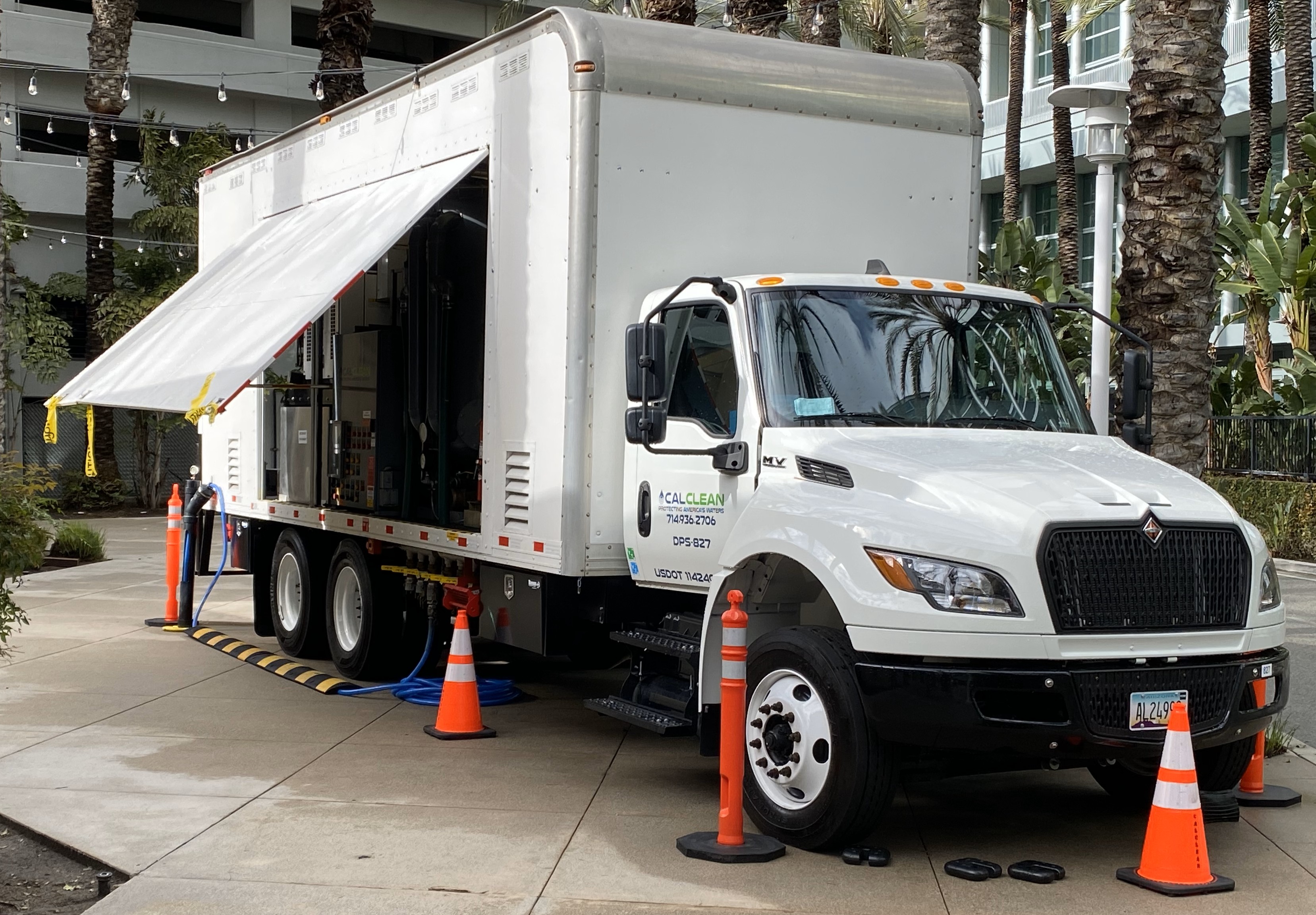 Open truck with high-vacuum extraction equipment